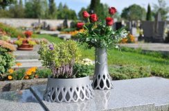 Váza na hrob ROSETA 1L se závažím stříbrná